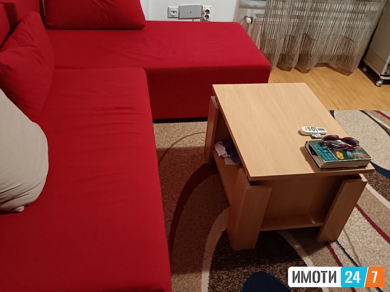 SE IZDAVA TROSOBEN STAN NA ODLICNA LOKACIJA VO CENTAR