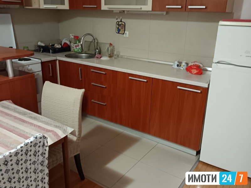 SE IZDAVA TROSOBEN STAN NA ODLICNA LOKACIJA VO CENTAR