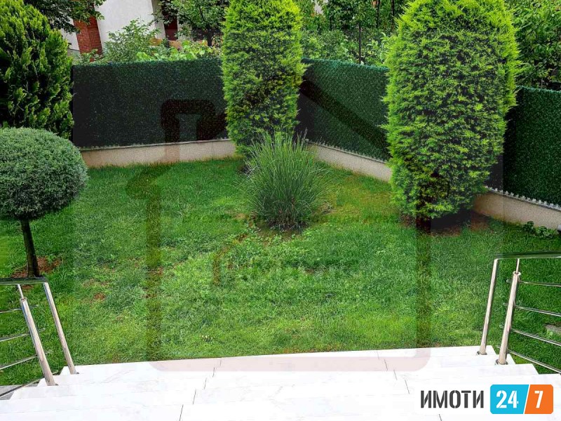 SE IZDAVA PRAZNA KUKJA SO BAZEN VO CRNICE