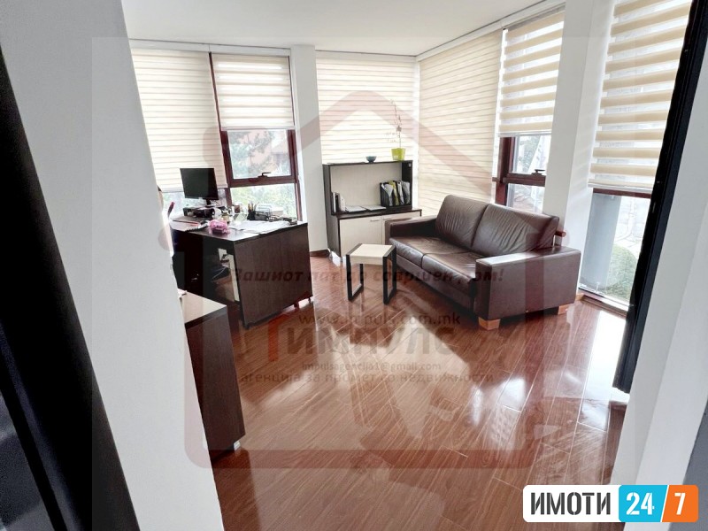 SE IZDAVA PRAZNA KUKJA SO BAZEN VO CRNICE