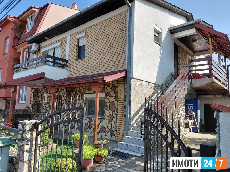 Се продава куќа на два спрата во Лисиче