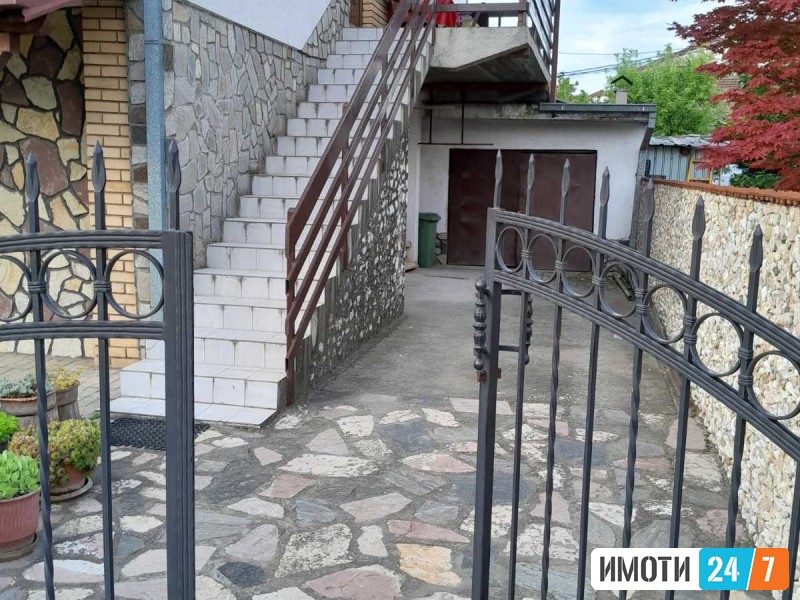Се продава куќа на два спрата во Лисиче
