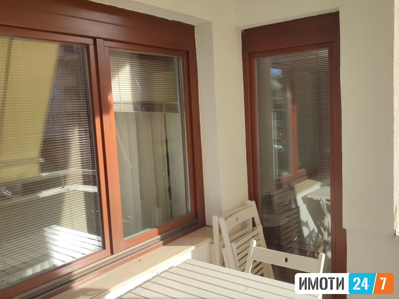 Издавам модерно уреден и реновиран трособен стан во Центар