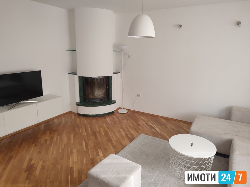 Издавам модерно уреден и реновиран трособен стан во Центар