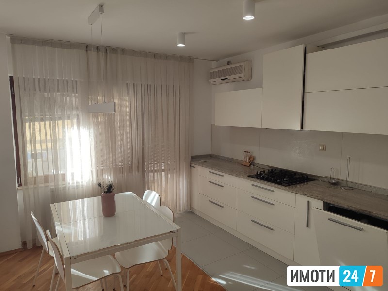 Издавам модерно уреден и реновиран трособен стан во Центар