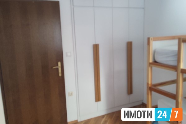 Издавам модерно уреден и реновиран трособен стан во Центар