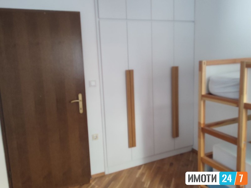 Издавам модерно уреден и реновиран трособен стан во Центар