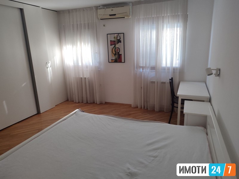 Издавам модерно уреден и реновиран трособен стан во Центар