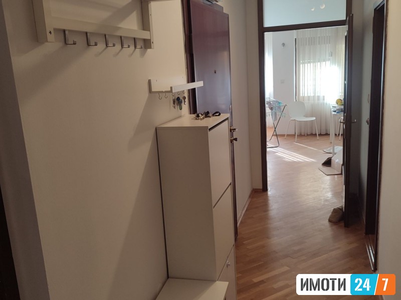 Издавам модерно уреден и реновиран трособен стан во Центар