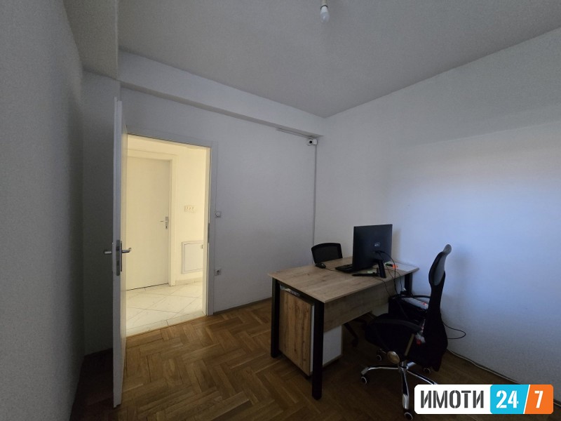 PRAZEN TROSOBEN STAN ZA DELOVNA NAMENA  SO LOKACIJA VO CENTAR