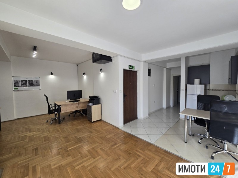 PRAZEN TROSOBEN STAN ZA DELOVNA NAMENA  SO LOKACIJA VO CENTAR