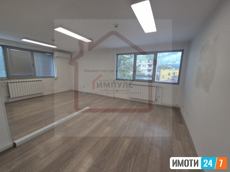 ATRAKTIVEN DELOVEN PROSTOR VO CENTAR