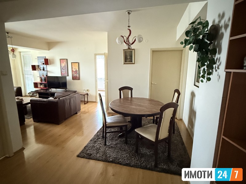 Се издава стан со две спални соби 72м2