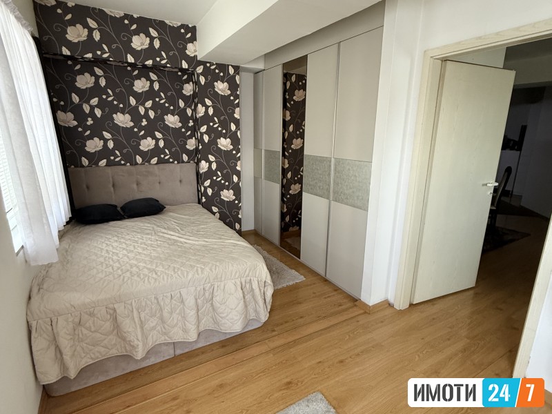 Се издава стан со две спални соби 72м2