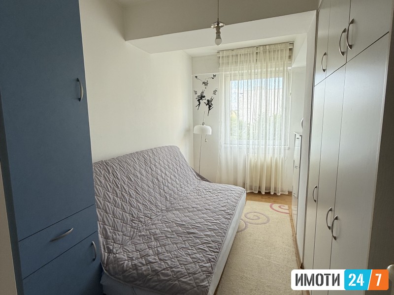 Се издава стан со две спални соби 72м2