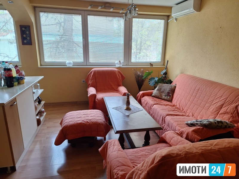 TROSOBEN STAN VO CAIR KAJ NOVATA DZAMIJA KAJ PARKOT