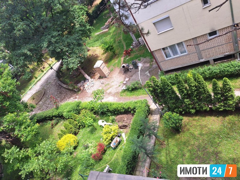 TROSOBEN STAN VO CAIR KAJ NOVATA DZAMIJA KAJ PARKOT