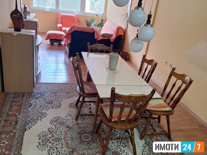 TROSOBEN STAN VO CAIR KAJ NOVATA DZAMIJA KAJ PARKOT