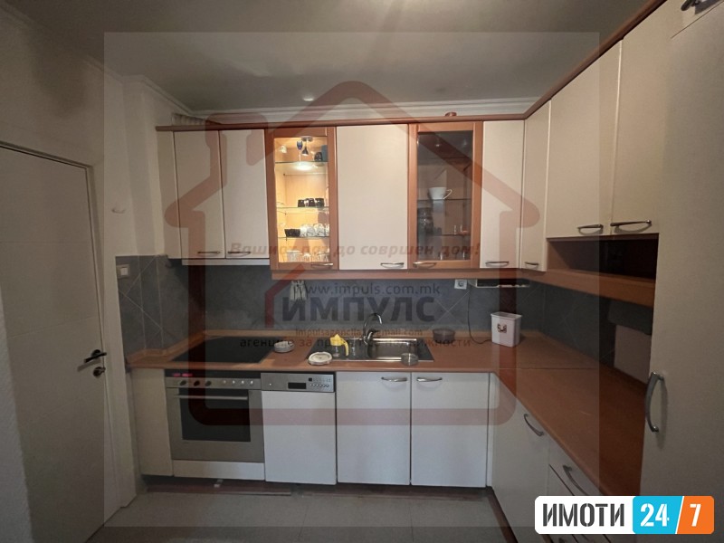 SE PRODAVA TROSOBEN STAN VO DEBAR MAALO