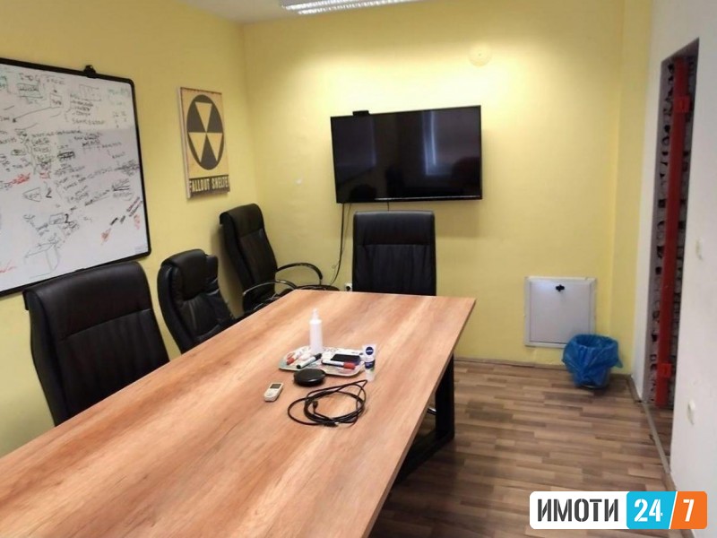 DELOVEN PROSTOR NA ODLICNA LOKACIJA VO CENTARDMAALO