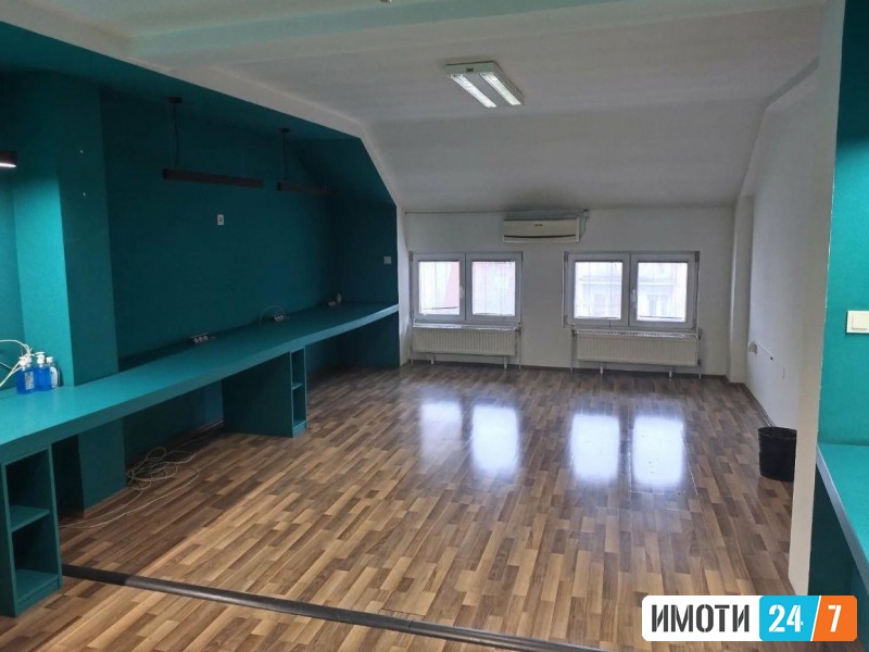 DELOVEN PROSTOR NA ODLICNA LOKACIJA VO CENTARDMAALO