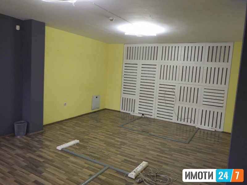 DELOVEN PROSTOR NA ODLICNA LOKACIJA VO CENTARDMAALO