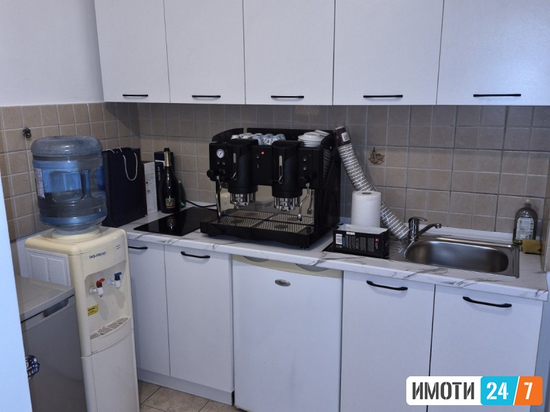 DELUMNO NAMESTE DELOVEN PROSTOR VO CENTAR