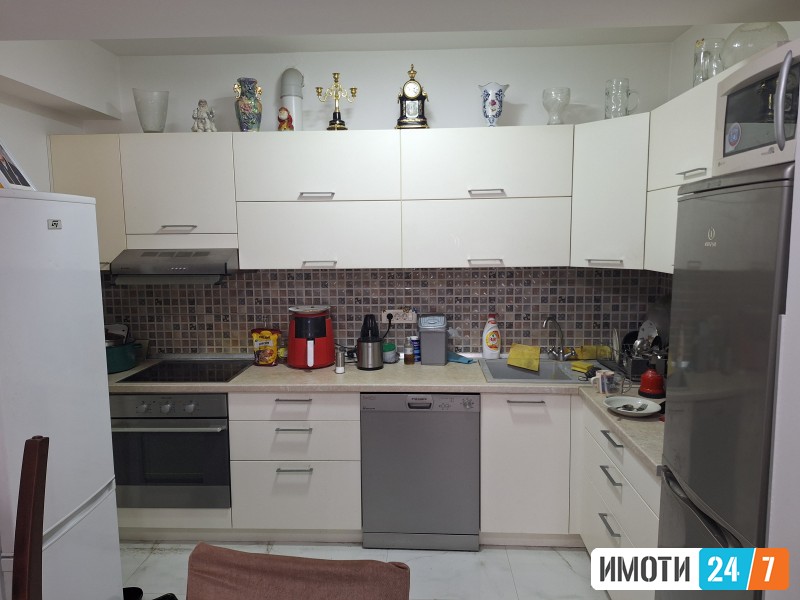 Se izdava stan kaj univerzalna sala nova gradba