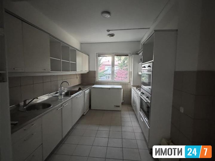 PRAZEN DELOVEN PROSTOR SO DVOR VO CENTAR