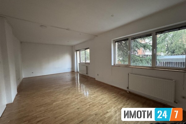 stanovi skopje PRAZEN DELOVEN PROSTOR SO DVOR VO CENTAR
