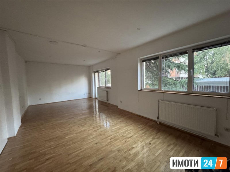 PRAZEN DELOVEN PROSTOR SO DVOR VO CENTAR