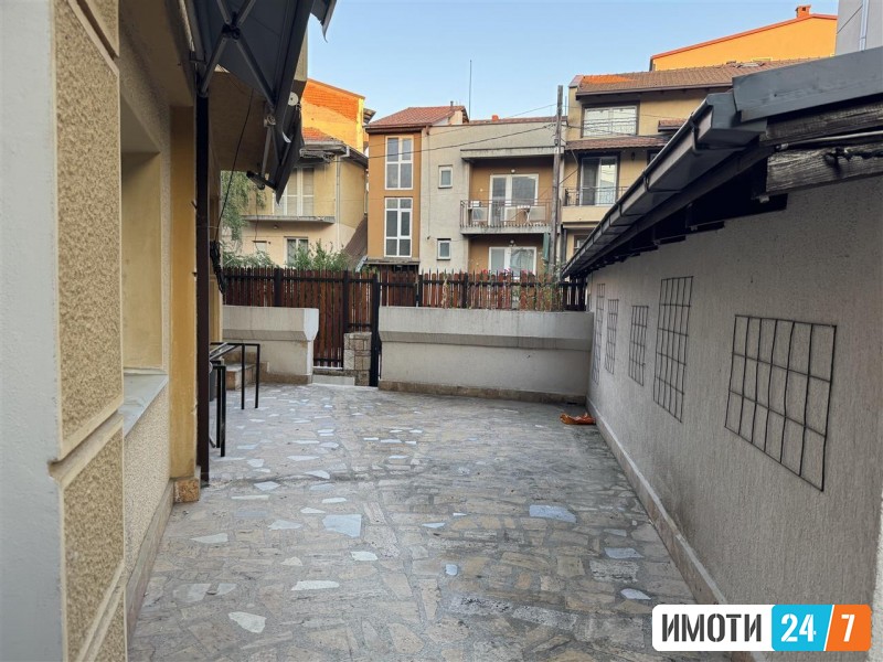 PRAZEN DELOVEN PROSTOR SO DVOR VO CENTAR