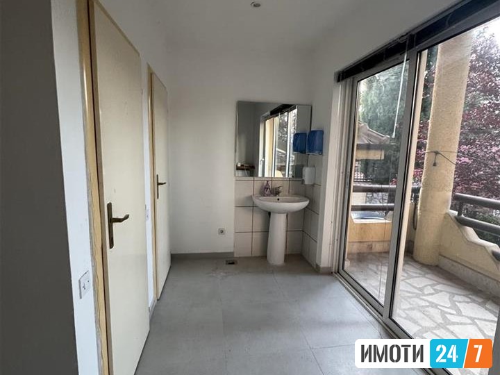 PRAZEN DELOVEN PROSTOR SO DVOR VO CENTAR