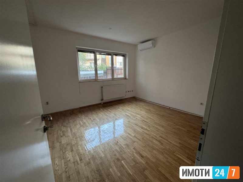 PRAZEN DELOVEN PROSTOR SO DVOR VO CENTAR