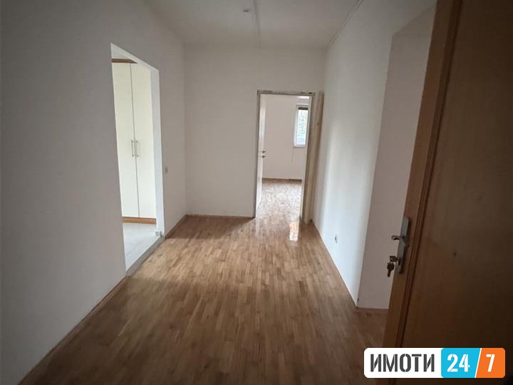 PRAZEN DELOVEN PROSTOR SO DVOR VO CENTAR