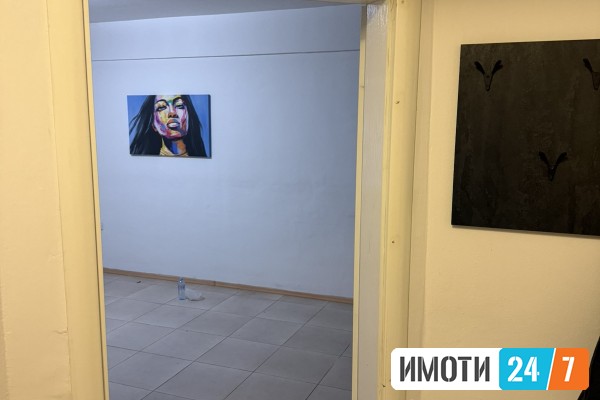 PRAZEN DELOVEN PROSTOR VO CENTAR