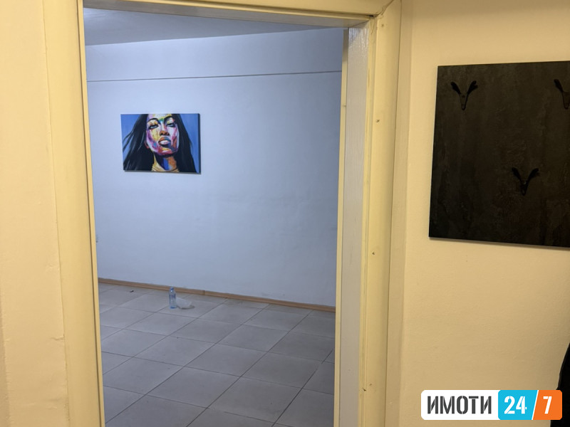 PRAZEN DELOVEN PROSTOR VO CENTAR