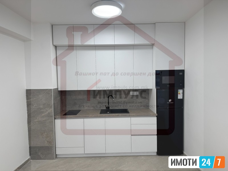 PRAZEN STAN ZA DELOVNA NAMENA VO CENTAR