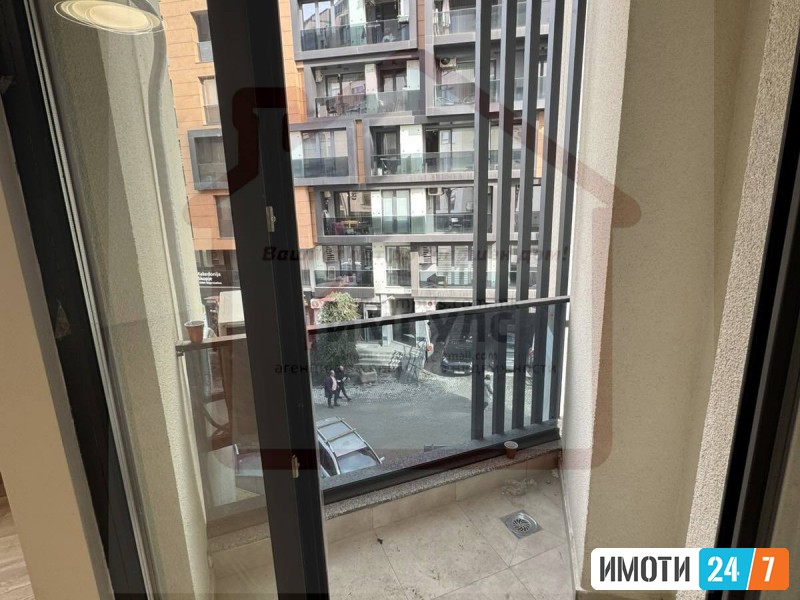 PRAZEN STAN ZA DELOVNA NAMENA VO CENTAR