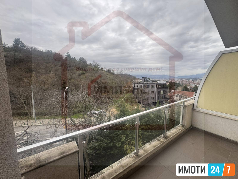 PROSTRAN TROSOBEN STAN NA MIRNA LOKACIJA VO CENTAR