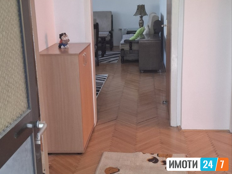 Се издава спрат од куќа