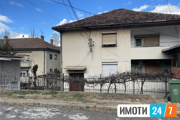 Понуда што ретко се наоѓа Станбен спрат со двор и гаража Кисела Вода