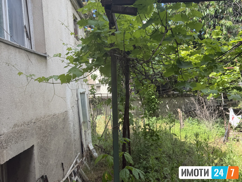 Понуда што ретко се наоѓа Станбен спрат со двор и гаража Кисела Вода