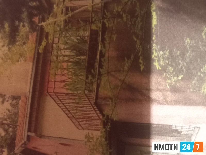 Се продава  викендица со двор во  Орешани 