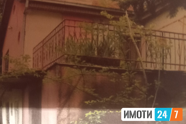 Се продава  викендица со двор во  Орешани 
