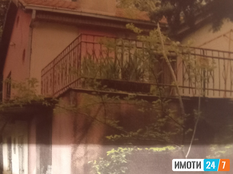 Се продава  викендица со двор во  Орешани 
