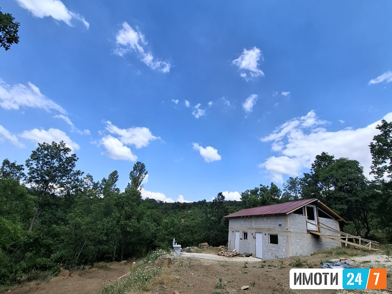 Prodavam plac  so vikendica vo gradba i shtala idealen za cuvanje stoka Skopska Crna Gora