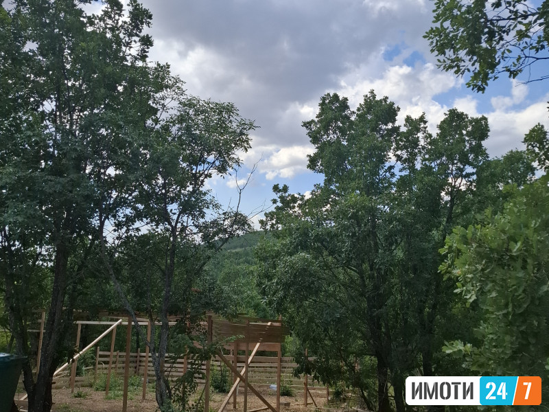 Prodavam plac  so vikendica vo gradba i shtala idealen za cuvanje stoka Skopska Crna Gora