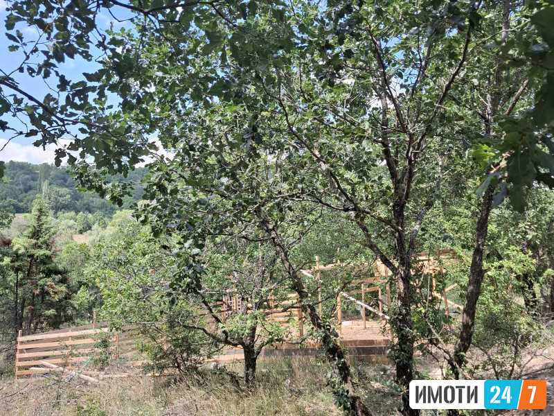 Prodavam plac  so vikendica vo gradba i shtala idealen za cuvanje stoka Skopska Crna Gora
