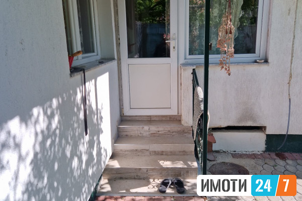 Se izdava kuka namestena pod kirija vo Tpole